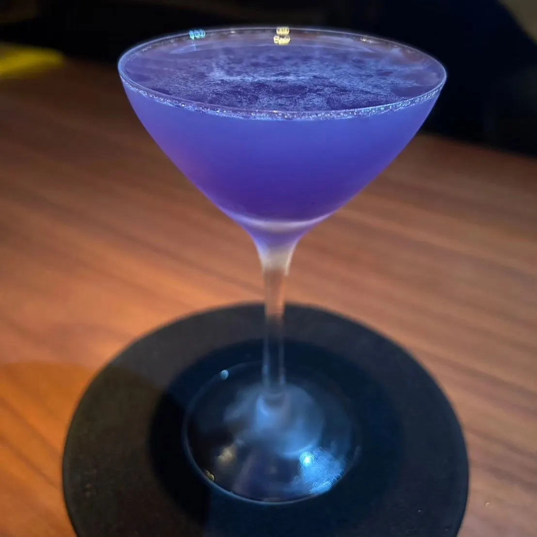 【新橋】【バー】華やかな香りを感じる青紫色が魅惑的なカクテル...